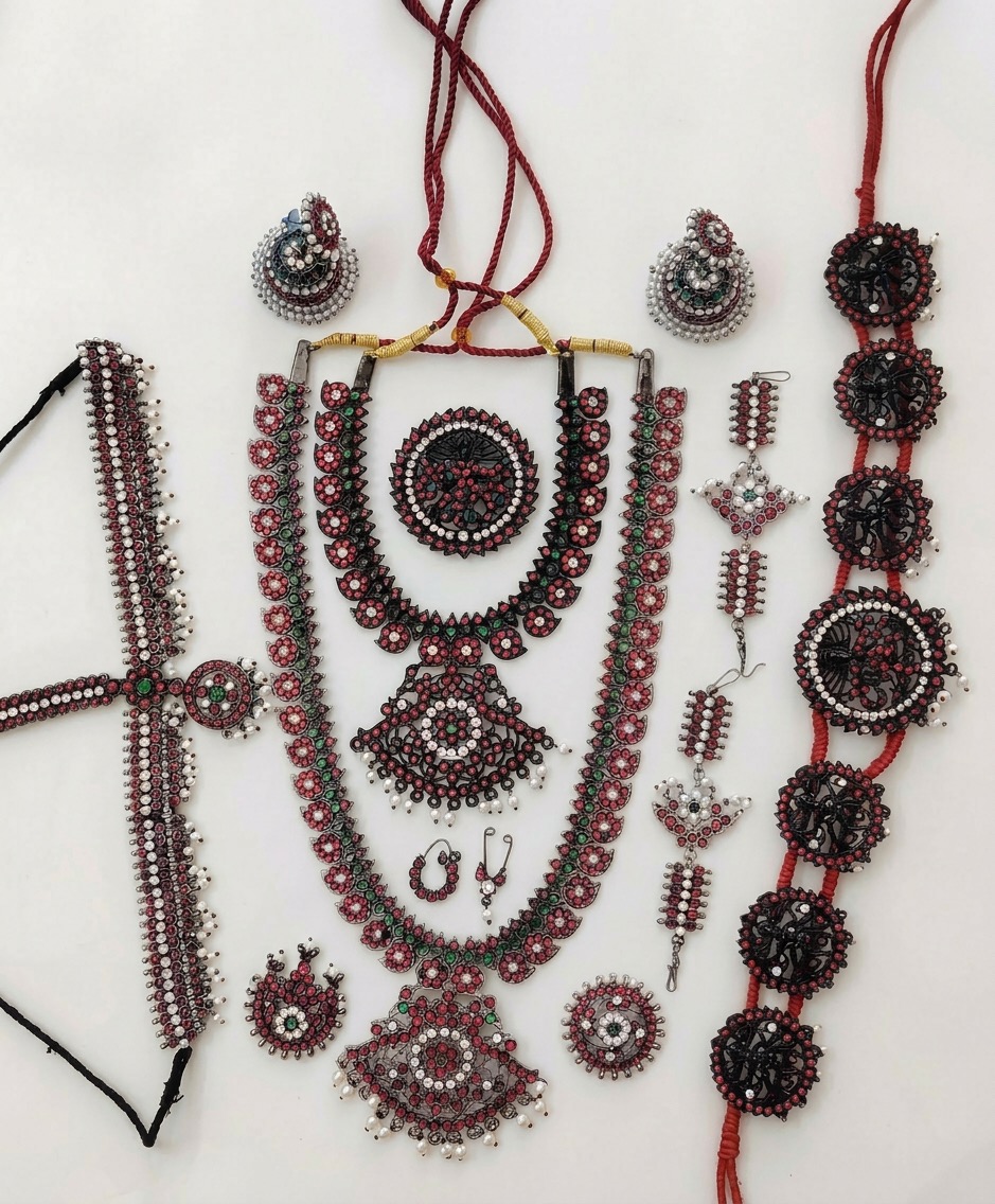 Black arak round set